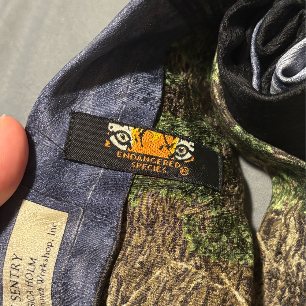 ENDANGERED SPECIES Vintage “The Sentry” 100% Silk Men’s Labrador Tie - Picture 5 of 6